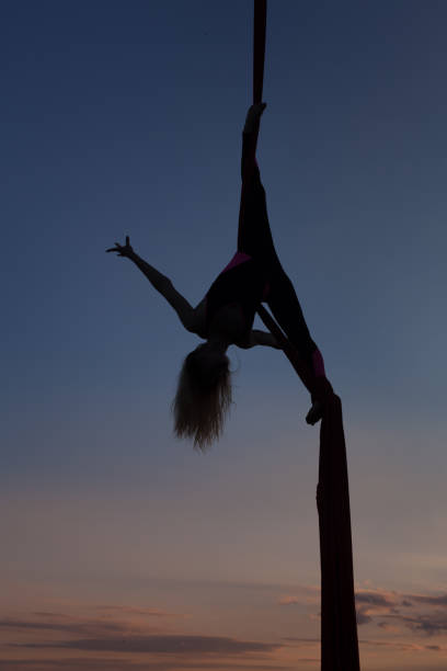 weibliche acrobat auf der poltnakh in den himmel. - artist young adult artists canvas adult stock-fotos und bilder