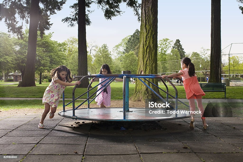 carousal in Spielplatz für Kinder auf - Lizenzfrei Kinderspielplatz Stock-Foto
