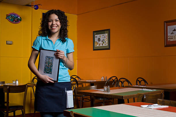 camarera en el restaurante mexicano - warnock fotografías e imágenes de stock
