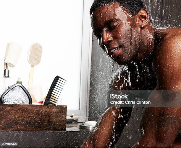 Africanamerican Man Showering Stockfoto en meer beelden van Douche - Douche, Afro-Amerikaanse etniciteit, Kam