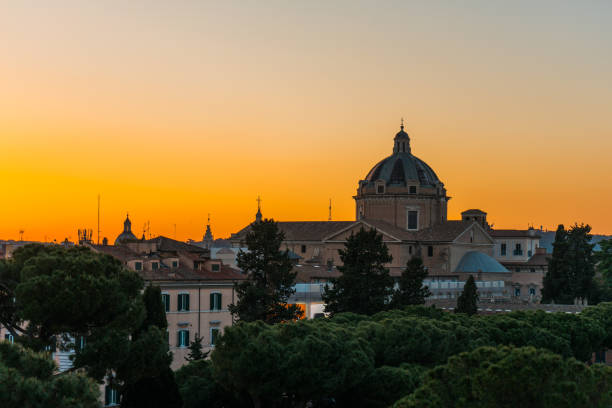 pôr do sol sobre roma e a basílica de st peters - rome italy vatican st peters basilica - fotografias e filmes do acervo
