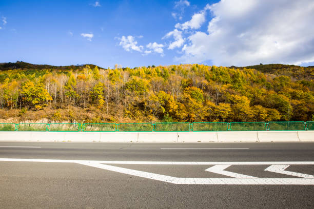 autoroute highway  - road marking road reflector road dividing line photos et images de collection