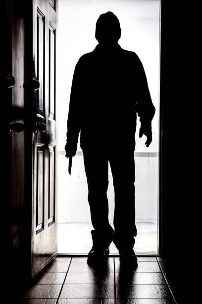 intrus à porte, en silhouette avec couteau buck - weapon burglary thief burglar photos et images de collection