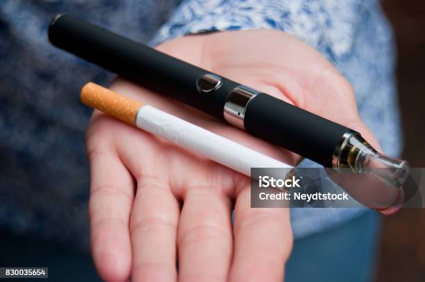 電子タバコを持つ女の手 - 電子タバコのストックフォトや画像を多数ご用意 - 電子タバコ, タバコを吸う, 喫煙問題