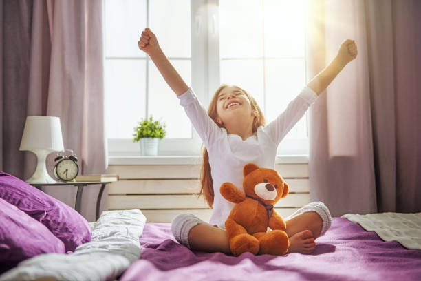 niño despierta de su sueño. - despertar fotografías e imágenes de stock