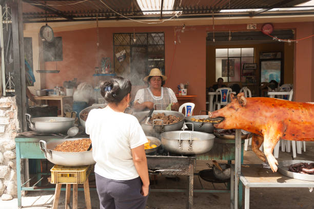 "hornado" oder gegrillte ganze schwein von ecuador - pig roasted spit roasted domestic pig stock-fotos und bilder