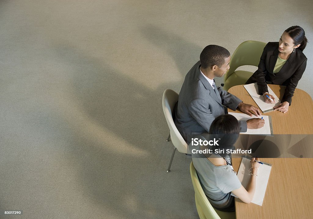 Trabalhadores de escritório na mesa de reunião - Foto de stock de Reunião de negócios royalty-free