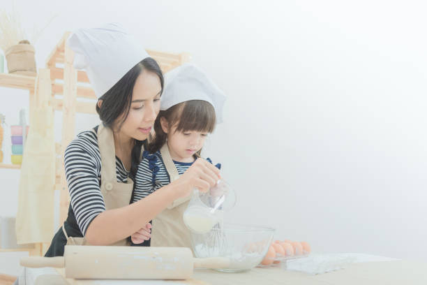 アジアの母と娘の生地を準備するケーキを作る。 - bread bakery women cake ストックフォトと画像