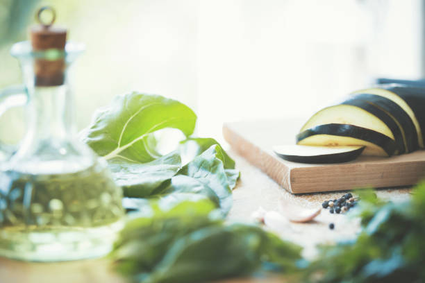 cucinare gli ingredienti in cucina - light vegetarian food garlic spice foto e immagini stock