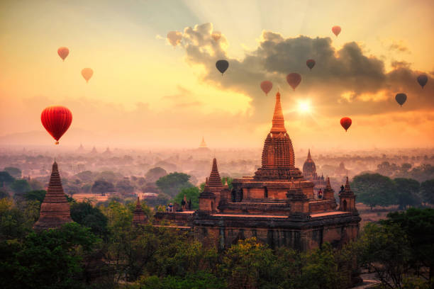 воздушный шар над равниной баган в туманное утро, мандалай, мьянма - architecture asia morning bagan стоковые фото и изображения