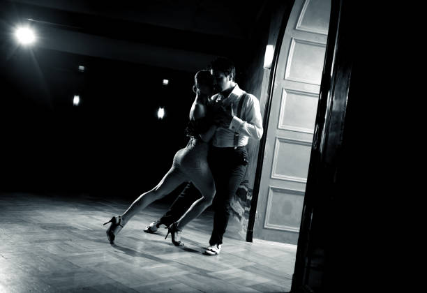 danse tango argentin - tangoing photos et images de collection