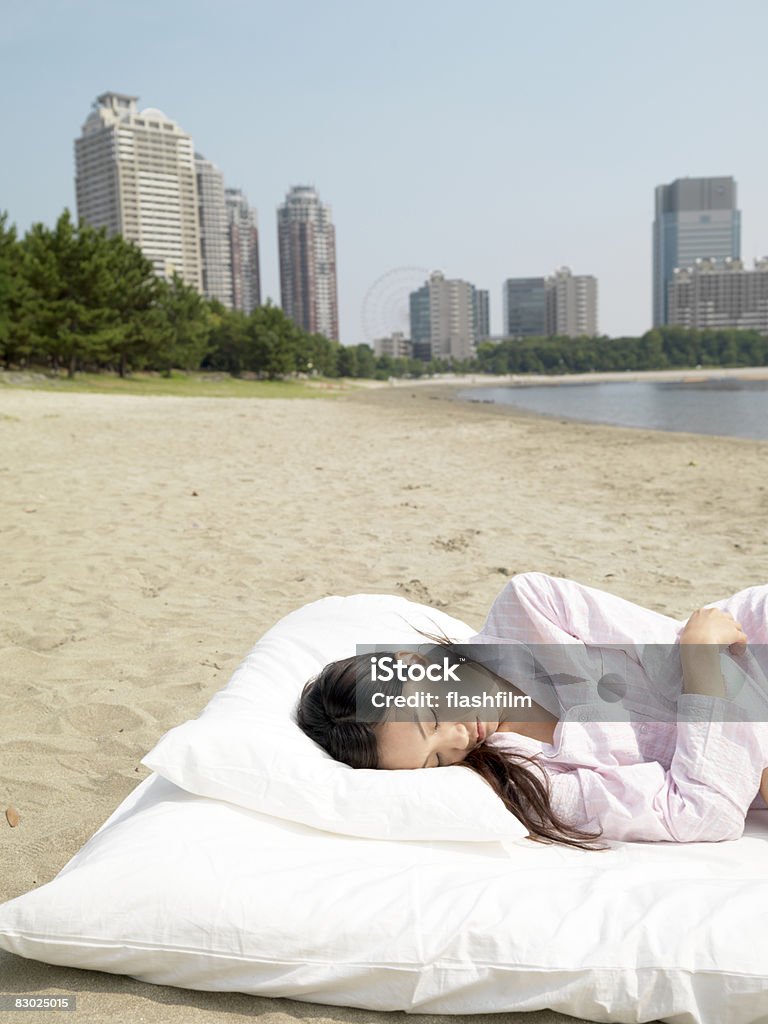 Japanische Frau Schlafen auf futon, am Strand - Lizenzfrei Eine Frau allein Stock-Foto