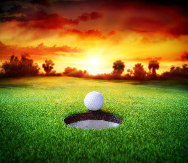 golfball im loch - golf - golf course fotos stock-fotos und bilder