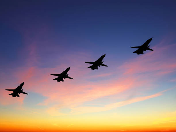 sylwetka rosyjskich samolotów bojowych z zachodem słońca na tle - armed forces airshow fighter plane airplane zdjęcia i obrazy z banku zdjęć