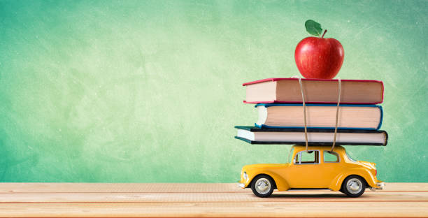 назад к концепции школы - доставка школьных принадлежностей - textbook book apple school supplies стоковые фото и изображения