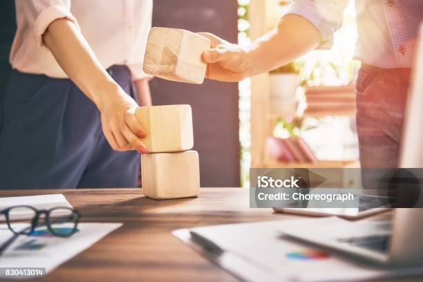 Uomo E Donna Che Lavorano In Ufficio - Fotografie stock e altre immagini di Blocco da assemblare - Blocco da assemblare, Affari, Astratto