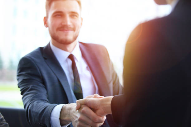ビジネスの人々は握手をし、会議を終える。 - cheerful business person strategy people ストックフォトと画像