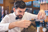 junger-mann-im-barber-shop-hair-care-service-konzept.jpg?b=1&s=170x170&k=20&c=1fG0CwH-70VhgbwlC6ktMLDPVoVzABht2xS296IqHsA=