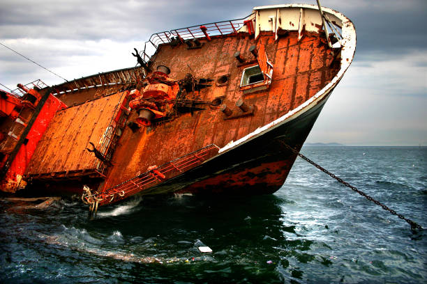 naufragio - sailing ship industrial ship horizon shipping fotografías e imágenes de stock