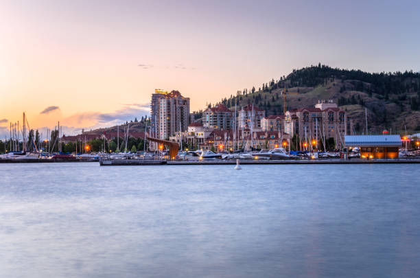 sunset over kelowna waterfront, bc, canada. - okanagan valley imagens e fotografias de stock