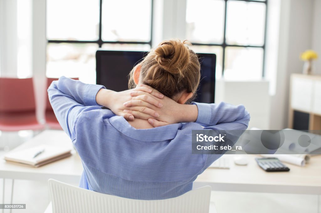 Femme d’affaires fatigué tenant sa nuque - Photo de Douleur libre de droits