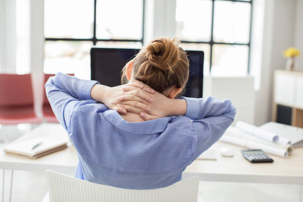 tired businesswoman holding her nape - back rear view pain backache imagens e fotografias de stock