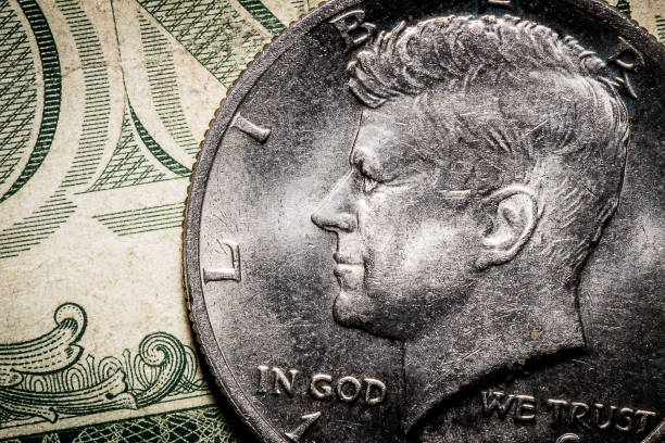 macro de dinero de moneda: moneda de medio dólar en nota de un dólar - john f kennedy fotografías e imágenes de stock