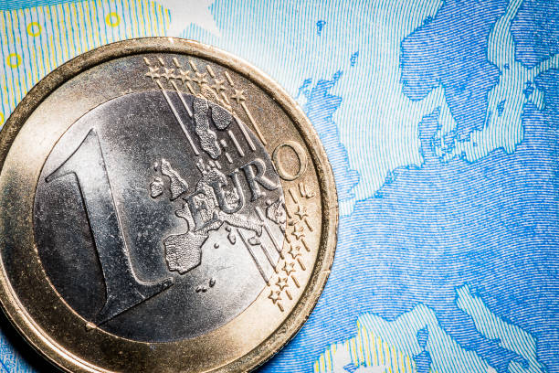 통화 돈 매크로: 20 유로 지폐에 1 유로 동전 - european union currency flash 뉴스 사진 이미지