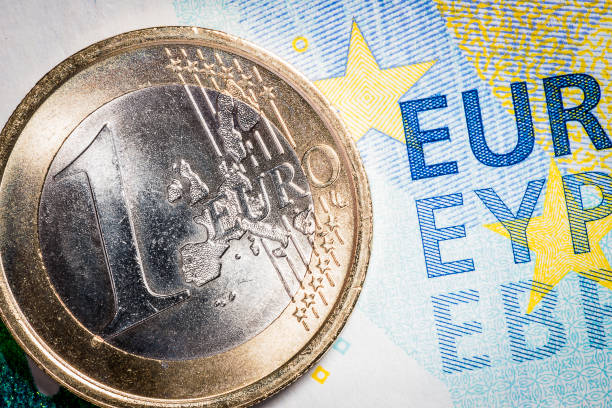 通貨お金マクロ: 20 ユーロ紙幣の 1 ユーロ硬貨 - european union currency flash ストックフォトと画像