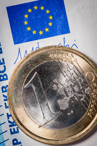 通貨お金マクロ: 20 ユーロ紙幣の 1 ユーロ硬貨 - european union currency flash ストックフォトと画像