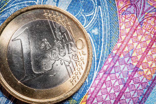 makro pieniądz walutowy: 1 moneta euro na 20 euro banknotu - european union coin flash zdjęcia i obrazy z banku zdjęć