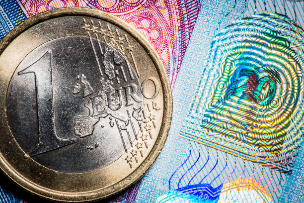 makro pieniądz walutowy: 1 moneta euro na 20 euro banknotu - european union coin flash zdjęcia i obrazy z banku zdjęć