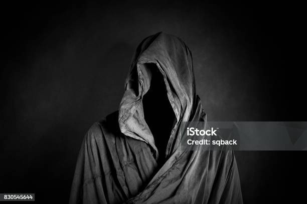 Figura Fantasmal En La Oscuridad Foto de stock y más banco de imágenes de Fantasma - Fantasma, Hombres, Capucha