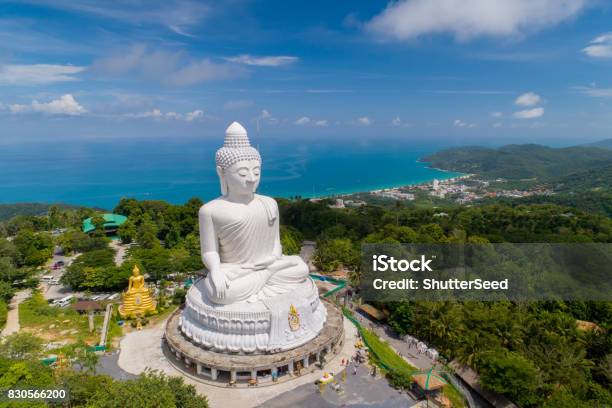 Photo libre de droit de Vue Aérienne Big Bouddha De Phuket Thailand Hauteur  45 M Structure En Béton Armé Orné De Jade Blanc Marbre Sanae De Myanmar banque d'images et plus d'images libres de droit de Phuket