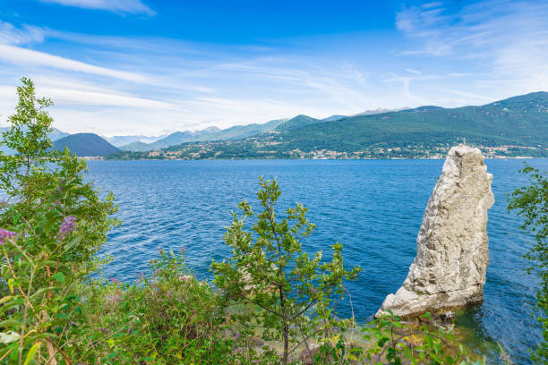 lago maggiore und die alpen, norditalien. schönen sommertag am lago maggiore zwischen laveno und luino, nahe dem dorf caldè. blick auf das piemont städte intra (links) und ghiffa (rechts) - intra coastal stock-fotos und bilder