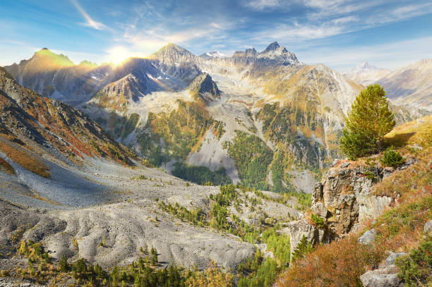 bellissimo paesaggio autunnale, montagne altai russia. - flowing rock national park waterfall foto e immagini stock