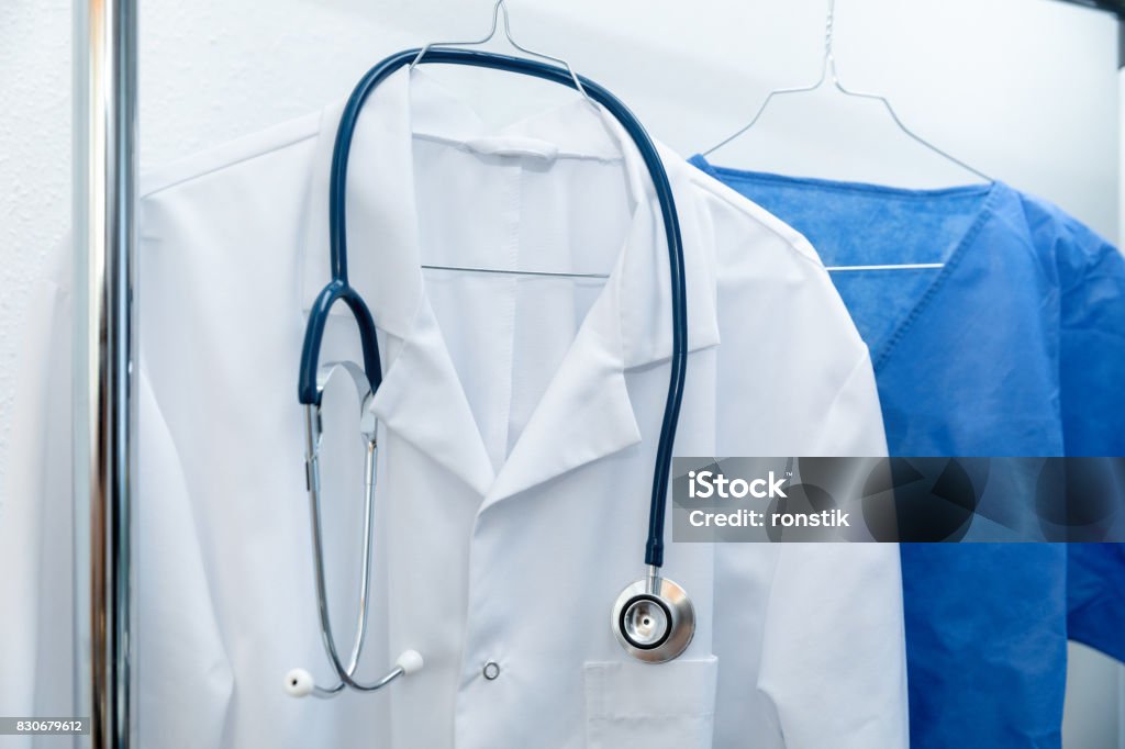 ocupación médico uniformes en suspensión - Foto de stock de Bata de Laboratorio libre de derechos