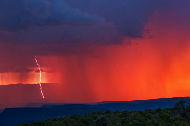 un orage spectaculaire coucher de soleil avec la foudre - 7292 photos et images de collection