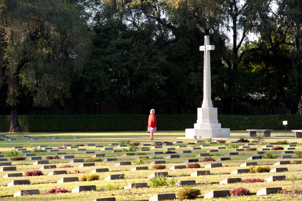sepulturas de visitante no cemitério de guerra de imphal, imphal, manipur, índia. - indiana world war memorial - fotografias e filmes do acervo