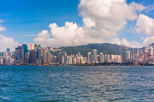meer vorderansicht mit luxuriösen gebäude in hongkong - hoch allgemeine beschaffenheit fotos stock-fotos und bilder