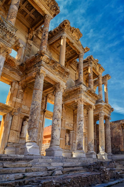 la fachada y el patio de la biblioteca de celso en éfeso es una estructura antigua de griegos y romanos. reconstruida por los arqueólogos de viejas piedras, está cerca de la ciudad de izmir en turquía. - ephesus fotografías e imágenes de stock