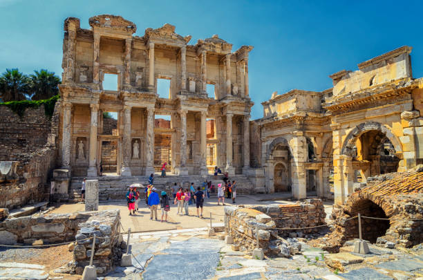 a fachada frontal e pátio da biblioteca de celso em éfeso é uma estrutura antiga grega e romana. reconstruída por arqueólogos de pedras antigas, é perto da cidade de izmir, na turquia. - celsus library - fotografias e filmes do acervo