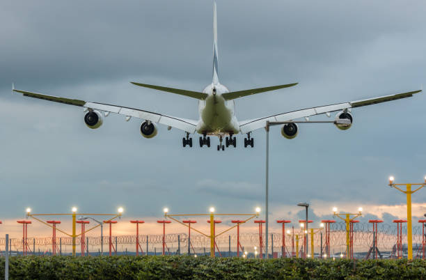 atterraggio serale - heathrow airport immagine foto e immagini stock