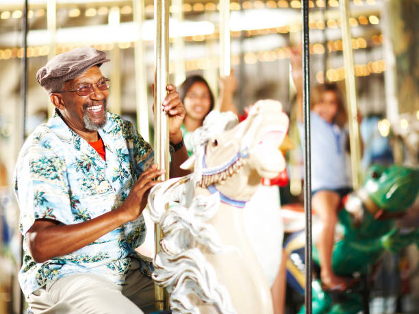 personnes sur un merry go round - carousel merry go round child african descent photos et images de collection