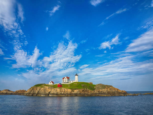 protuberancias pequeñas faro cabo neddick, maine - england new coastline house fotografías e imágenes de stock