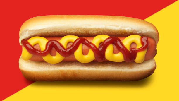 fundo de cachorro-quente guarnecido com mostarda e ketchup em vermelho e amarelo - hot dog snack food ketchup - fotografias e filmes do acervo