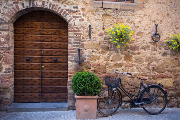 bici alla strada vuota - fiorentina bologna foto e immagini stock