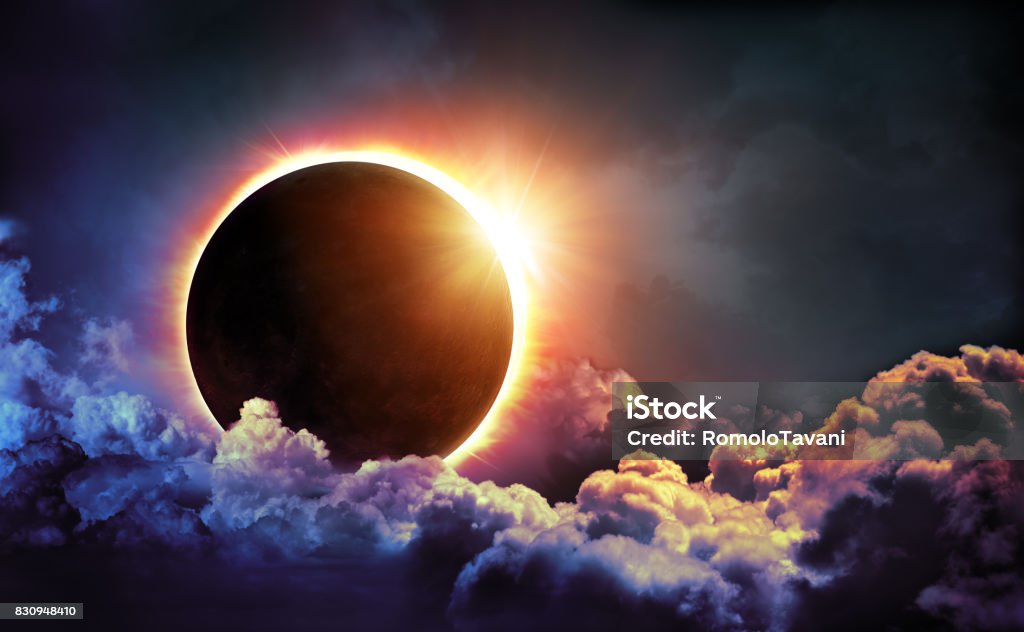 Sonnenfinsternis In Wolken - Lizenzfrei Sonnenfinsternis Stock-Foto