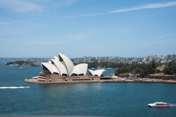 cruising by the sydney opera house - wake jet boat water water sport imagens e fotografias de stock