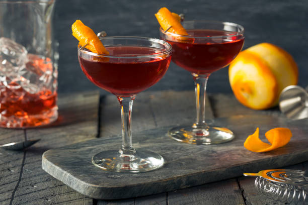 cocktail boulevardier rosso fatto in casa - manattan foto e immagini stock